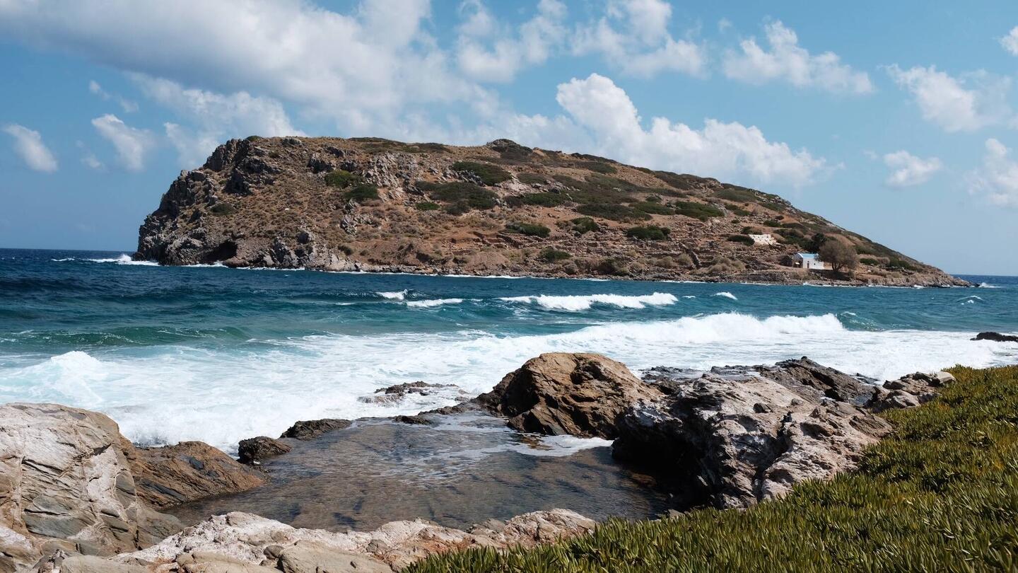 Le rocher juste en face avec un site archéologique accessible à la nage (quand il y a moins de vent)