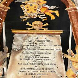 ... und Marmorplatten, die Grabsteine sind!