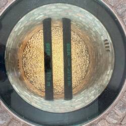 Damit man das Bier trinken kann muss es erst durch die lange Leitung