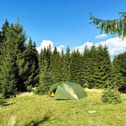 Ich zelte heute etwas ausserhalb von Poiana Negrii auf einer eingezäunten "Kuhwiese".