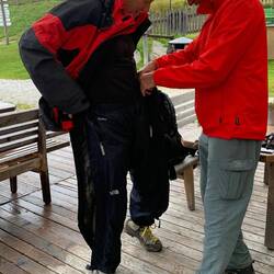 So sitzt die Regenhose !