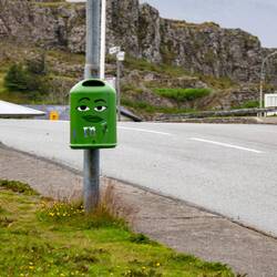 Djúpivogur - Kunst am Abfalleimer 😂