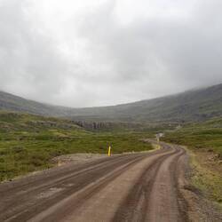 Hier geht's hoch mit 17% Steigung auf Gravel