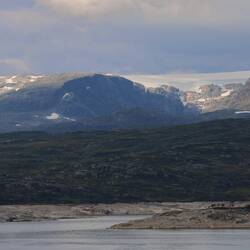 Stausee mit Blick auf das Landschaftsschutzgebiet Hardangerjøkulen