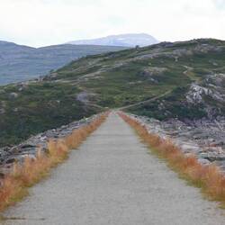 Weg auf der Staumauer