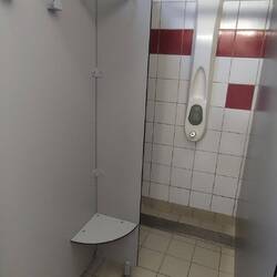 Douche encore mieux que la veille: on peut régler la température 😭😭😭et y'a même la radio en fond