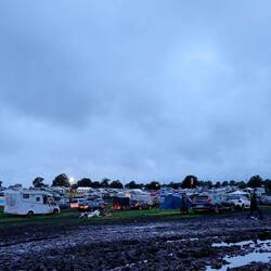 Rückweg vom Infield zum Womo. Blinkende Autos bereit zur Bergung...