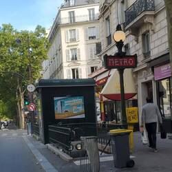 Piste cyclable parisienne .