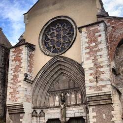 Eine entweihte, verfallende Kirche