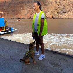 Duke ist voll auf sein Frauchen fixiert.