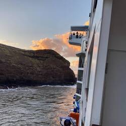 ...die von hohen Basaltfelsen umgeben ist. Dreh-Manöver zwischen den Felswänden,....