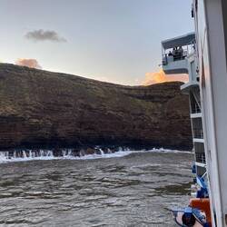Die Bucht ist extrem eng und geankert wird eigentlich in der Zufahrt der Bucht,...
