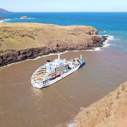 Festgemacht wird das Schiff dann mit zwei Leinen vom Heck zu Pollern in den Felsen.