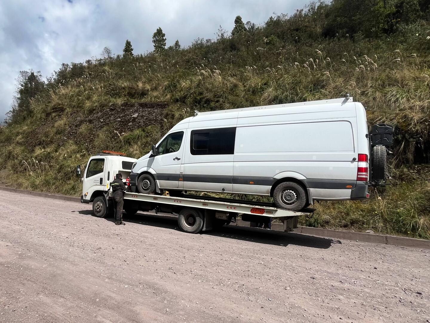 Unser Auto passt gerade so auf den Abschlepper