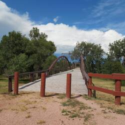Damit die Truppe schneller in alle Richtungen ist, hat man über den Fluß ne Brücke gebaut.