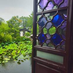 Depuis un des pavillons aux vitraux très jolis