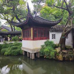 Dans le jardin il est très difficile de circuler tant il y a de monde