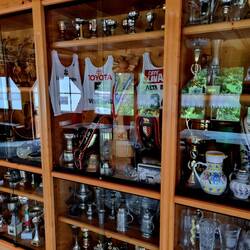 Trophäenschrank des ehemaligen Skifahrers Richard Kröll.