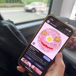 Auf dem Weg wird über deutsche Spezialitäten aufgeklärt