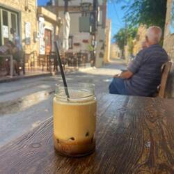 Petit tour au village pour un café