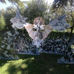 Sehr sehr Fragwürdig was das hier darstellen soll. Ob das in solch einem Park stehen muss?