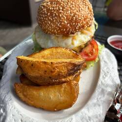 Sowie Burger in unterschiedlichen Varianten