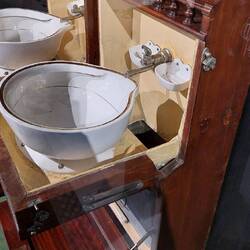 Nach Benutzung wird der Waschtisch hochgeklappt und das Wasser läuft unten in einen Auffangbehälter