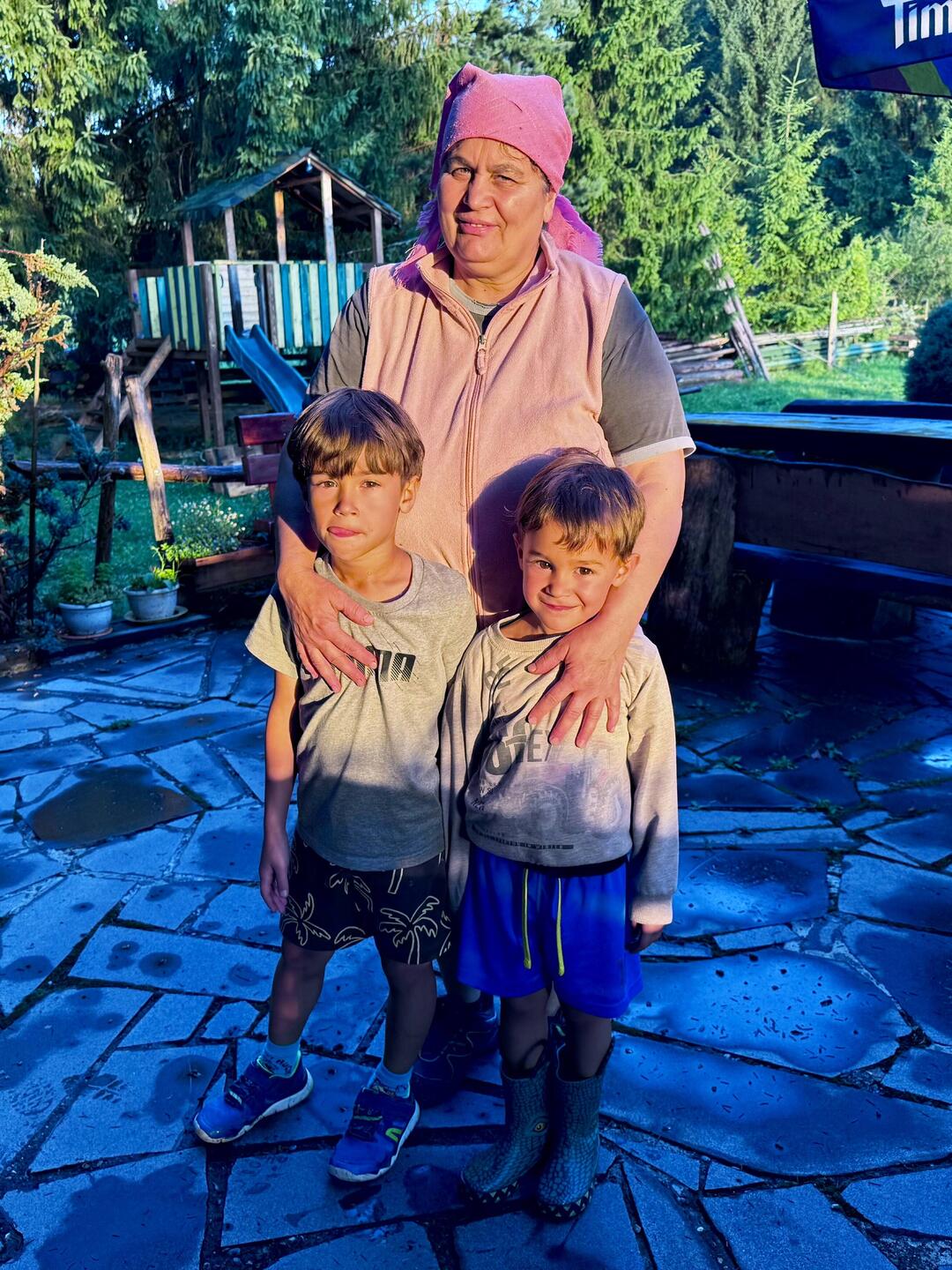 Meine Gastgeberin Maria mit ihren Enkeln Damian & Vladimir.