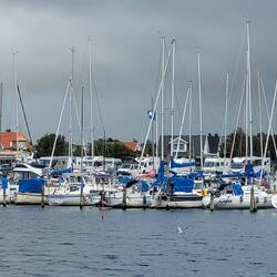 Blick vom Fischereihafen über den Yachthafen zum Wohnmobilstellplatz