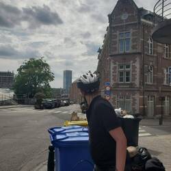 Une grande touuur, et des poubelles