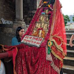 Es wurde der Hausaltar mitgebracht