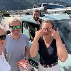 Vera dachte es tragen alle Sonnenbrillen