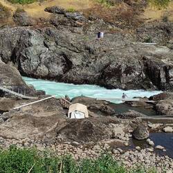Man erkennt die Lachstreppen mit deren Hilfe die Lachse stromaufwärts gelangen
