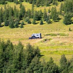 Die sind auf der gegenüber liegenden Uferseite ins Tal gefahren....
