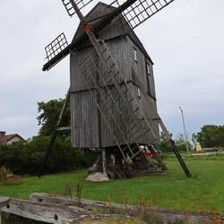 Hier hat der Wind und der Zahn der Zeit einen Flügel genommen.
