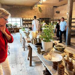 Ein Keramikkunstladen in alten Gemäuern. Und Ostereier in allen Größen.