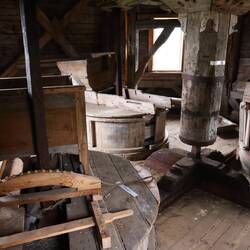 3 Mühlesteine gleichzeit in Betrieb für verschiedene Korngrößen.