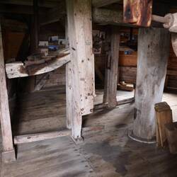 Innen sauber und mit Infomaterial.