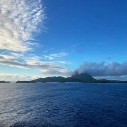Noch verhüllt der Mount Otemanu seine Spitze.