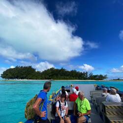 Mit der Barge geht's auf das Motu Tapu, das heute nur für uns gebucht ist.
