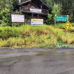 Links nach Stewart und rechts Richtung Watson Lake