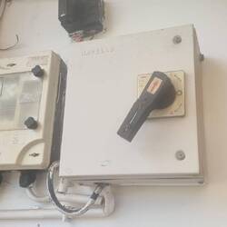 Elektrotechnik in Tansania, erst zahlen und dann gibt's genau soviel Strom wie du vorher bezahlt has