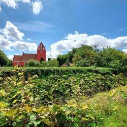 Das klitzekleine Dorf mit einer großen Kirche