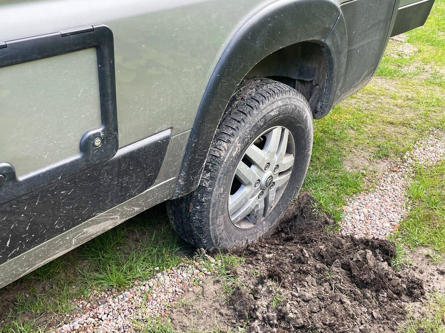 Leider im weichen Untergrund festgefahren, der Chef hat mich mit dem Traktor 🚜 rausgezogen.