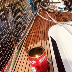 Das neu verfugte Teakdeck noch eingeölt