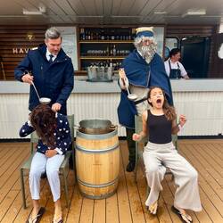 Tradition, une louche de glaçons dans le dos pour fêter ça! 🥶