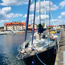 auf dem Vordeck auch das Dinghi