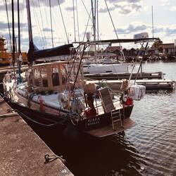 Hinter dem Centercockpit eine grosse Liege- und Yogafläche