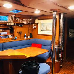 Salontisch und Dieselofen (macht das Boot wintertauglich)