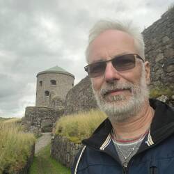 Vor dem einzig erhaltenen Turm "Vaters Hut"